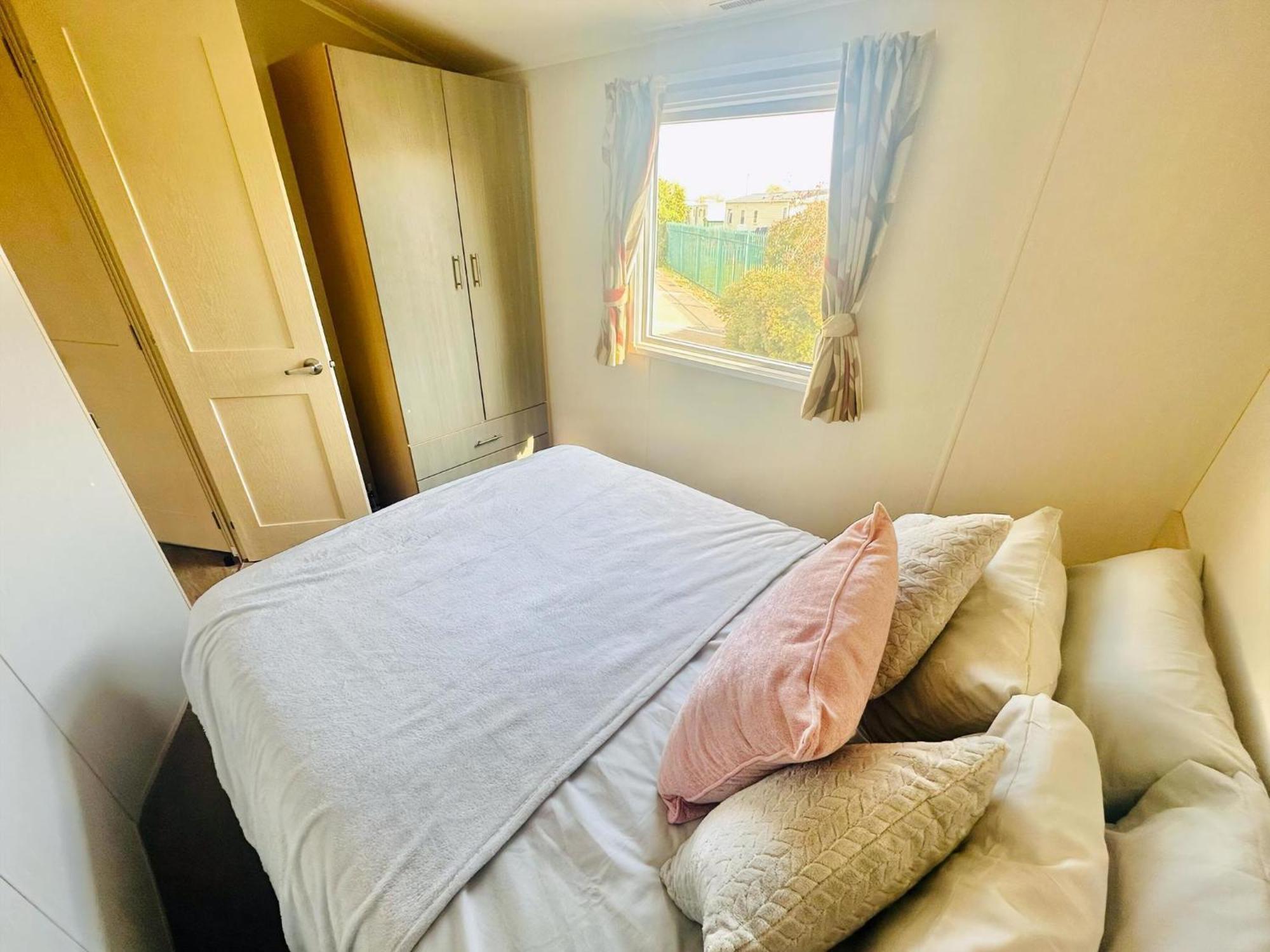 Great 8 Berth Caravan For Hire At Seawick Holiday Park In Essex Ref 27227Sw 클랙톤온씨 외부 사진