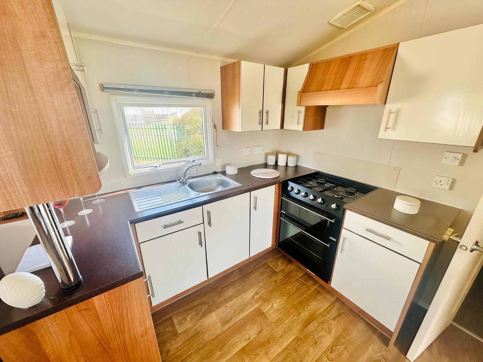 Great 8 Berth Caravan For Hire At Seawick Holiday Park In Essex Ref 27227Sw 클랙톤온씨 외부 사진